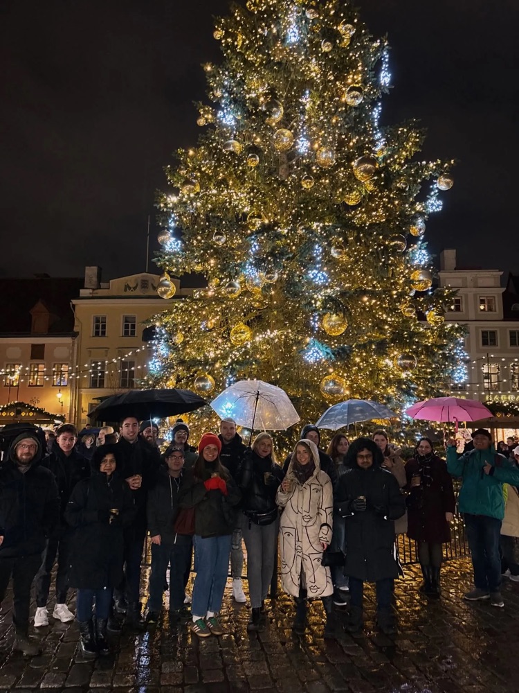 Stay Larseni elanikud vihmavarjude all Tallinna Raekoja platsi jõulukuuse ees